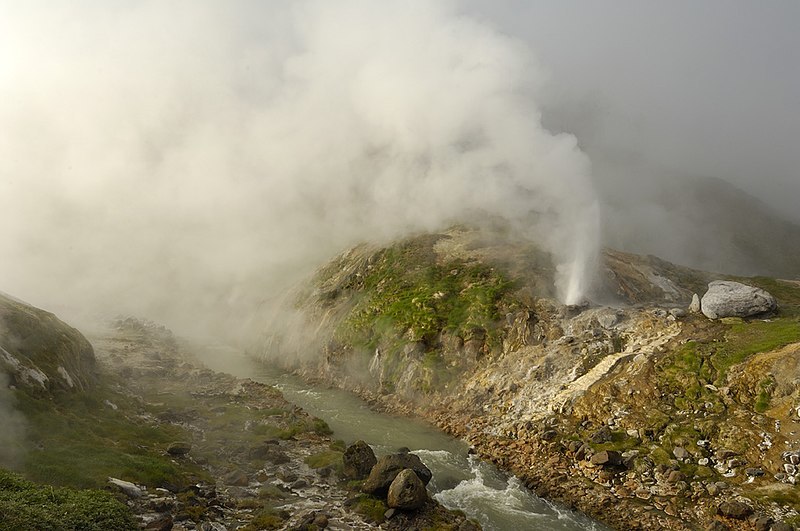 Zhemchuzhny_geyser.jpg Zhemchuzhny_geyser.jpg