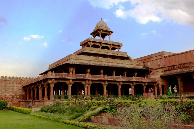 Panch_Mahal_and_its_gardens.jpg Panch_Mahal_and_its_gardens.jpg