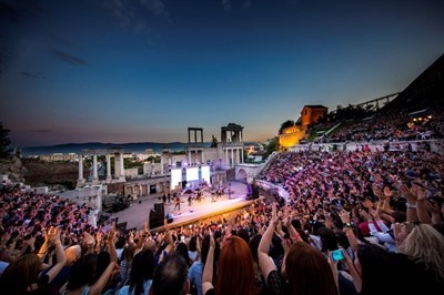 crowd9.jpg crowd9.jpg