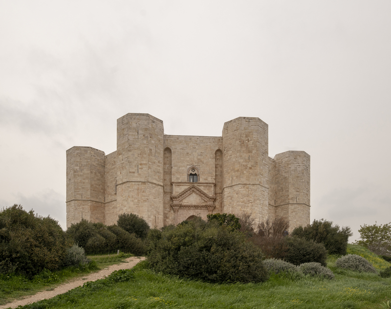 Castel_del_Monte_-_front_view.jpg Castel_del_Monte_-_front_view.jpg