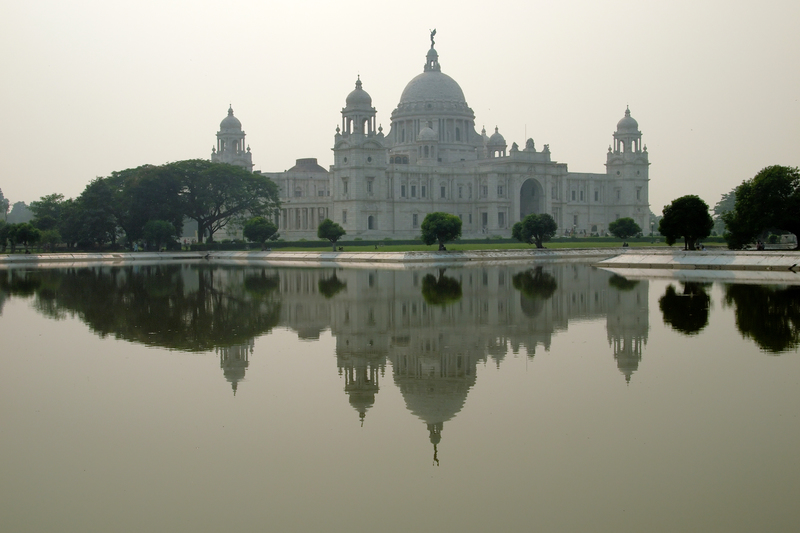 Victoria_Memorial_on_the_lake__Kolkata__India.jpg