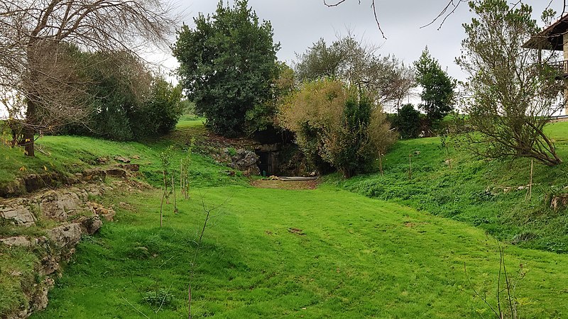 Entrada-a-la-cueva-de-Altamira-Santillana-del-Mar.jpg Entrada-a-la-cueva-de-Altamira-Santillana-del-Mar.jpg