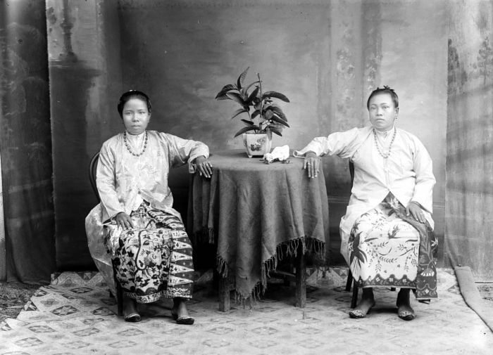 COLLECTIE_TROPENMUSEUM_De_echtgenotes_van_twee_werknemers_van_de_Singkep_Tin_Maatschappij_Riouw_TMnr_10007287.jpg COLLECTIE_TROPENMUSEUM_De_echtgenotes_van_twee_werknemers_van_de_Singkep_Tin_Maatschappij_Riouw_TMnr_10007287.jpg