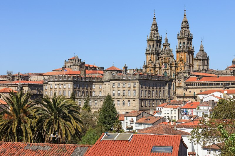 1620px-Fachada_do_Obradoiro_e_parte_traseira_do_Pazo_de_Raxoi_Santiago_de_Compostela-1.jpg 1620px-Fachada_do_Obradoiro_e_parte_traseira_do_Pazo_de_Raxoi_Santiago_de_Compostela-1.jpg