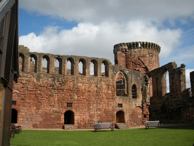 Bothwell_Castle_courtyard_2010.jpg Bothwell_Castle_courtyard_2010.jpg