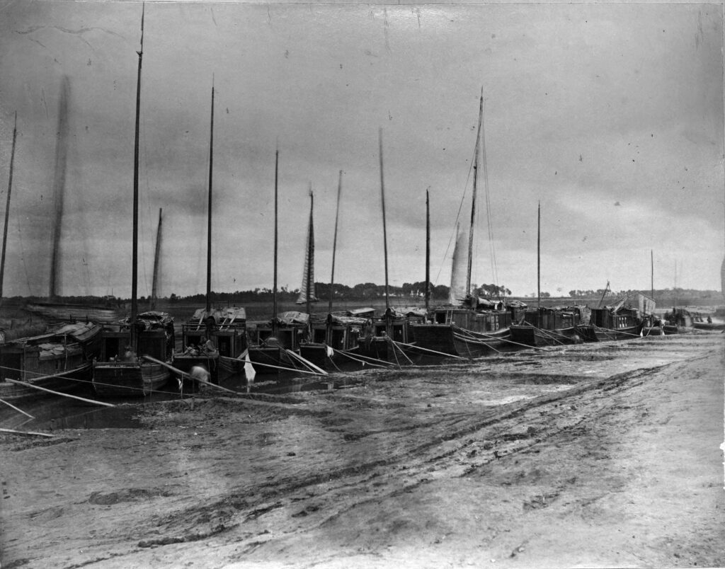 Vessels anchored at the Tongzhou segment of the Grand Canal in Beijing during the late 19th century